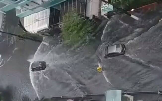 A elevação da maré mais a chuva volumosa são as responsáveis pelos alagamentos na cidade A elevação da maré mais a chuva volumosa são as responsáveis pelos alagamentos na cidade