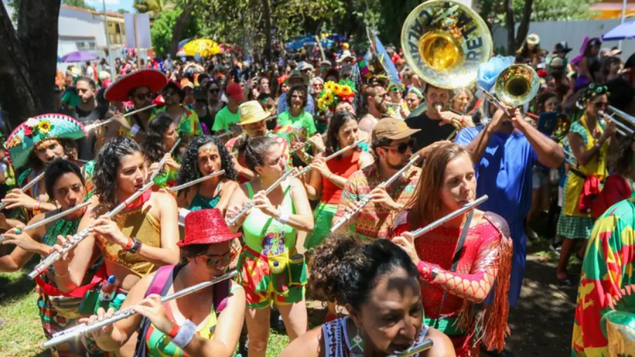 Foliões aproveitam feriado de Carnaval Foliões aproveitam feriado de Carnaval