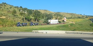 Carga excedente de grande porte causa lentidão na Via Dutra