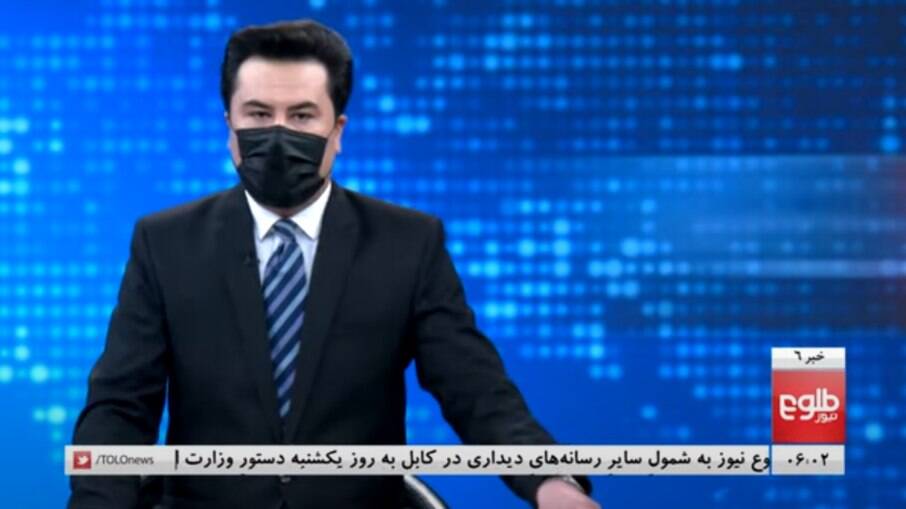 Apresentador usa máscara em protesto contra volta da obrigação do uso de hijabs para mulheres na TV 