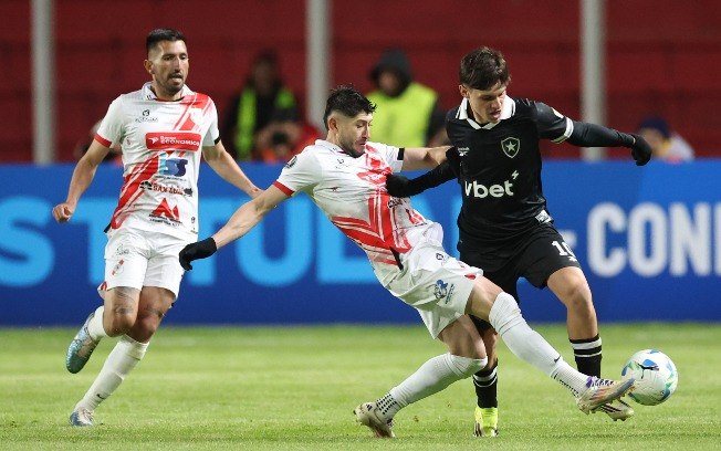 Montoro tenta passar por adversário na derrota do Botafogo para o Nacional em Potosí