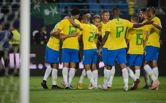 Jogadores do Brasil se abraçam após o segundo gol em amistoso