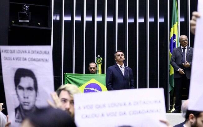 Em 2014, Bolsonaro causou confusão na Câmara ao homenagear militares em sessão que lembrou os 50 anos do golpe
