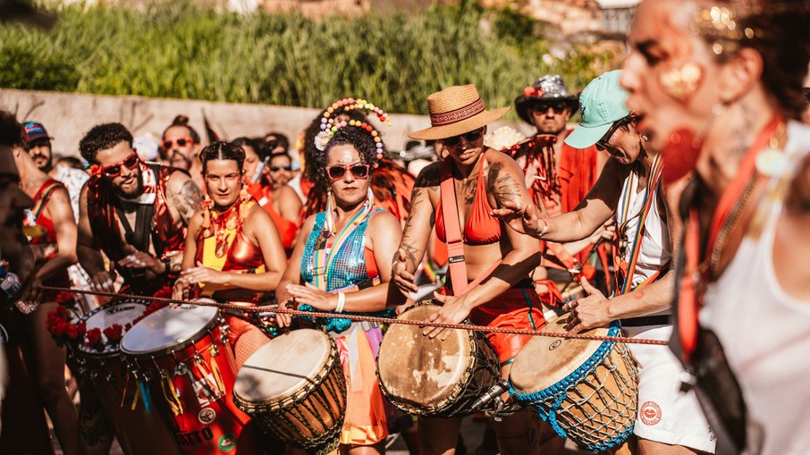 O bloco carnavalesco Cómo te Lhama? em ação