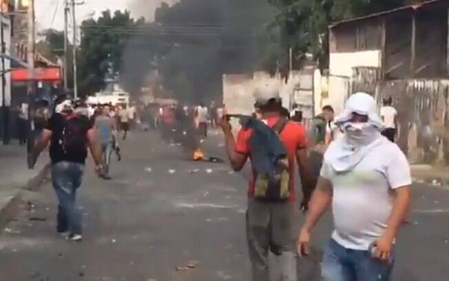 Manifestantes montaram barricadas na cidade de Ureña, em confronto por ajuda humanitária