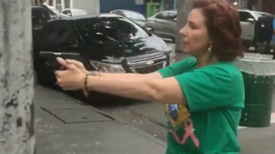 Deputada federal Carla Zambelli (PL) foi filmada apontando uma arma contra um homem negro