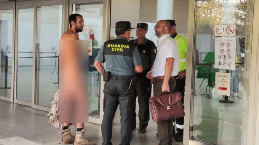 Homem tenta entrar nu em fórum de justiça na Espanha