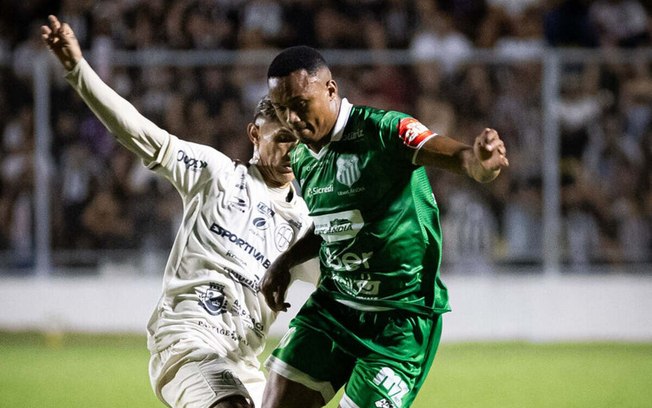 ASA (de branco) luta muito. Mas o Uberlândia vence em Alagoas e fica numa boa para o jogo da volta, em casa ASA (de branco) luta muito. Mas o Uberlândia vence em Alagoas e fica numa boa para o jogo da volta, em casa