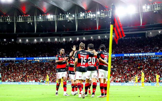 Arrascaeta chega ao Maraca usando um óculos bastante diferente