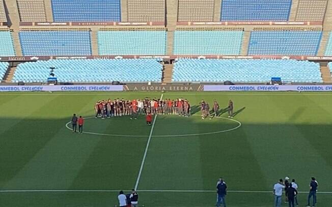 Flamengo faz reconhecimento do gramado do Estádio Centenário, palco da final da Libertadores 2021