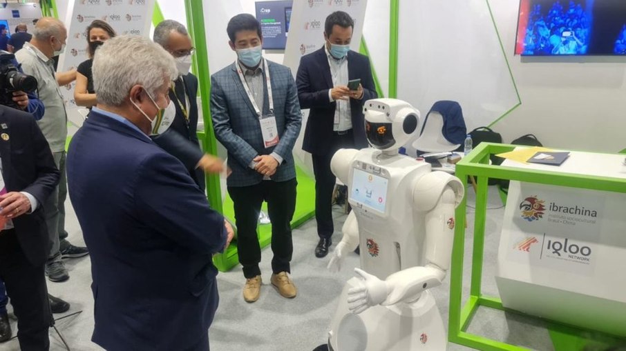 Em 2021, o Ministro da Ciência, Tecnologia e Inovações, Astronauta Marcos Pontes, é recebido por robô em stand na feira de tecnologia Gitex - Expo 2020, no Dubai World Trade Center, nos Emirados Árabes Unidos.