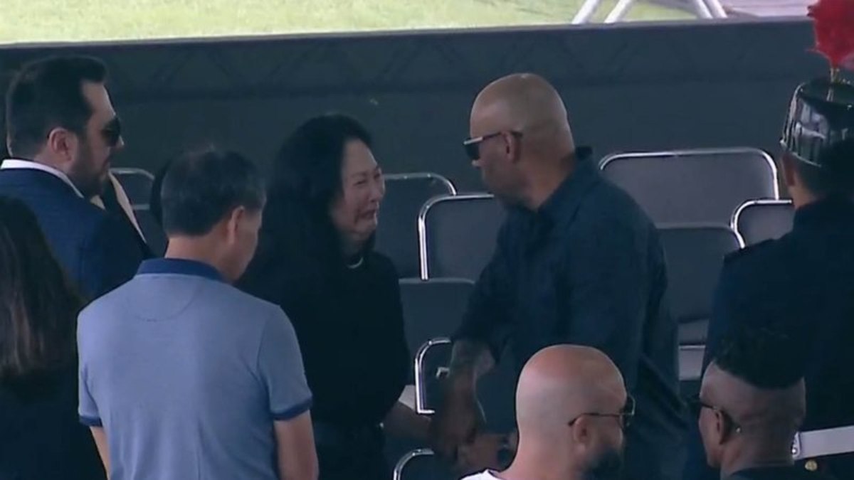 Viúva de Pelé, Márcia Aoki chega ao velório do Rei do Futebol