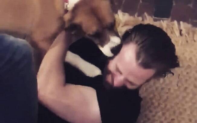 Chris Evans e seu cachorro Dodger são melhores amigos, e o ator sempre registra momentos que passa com ele