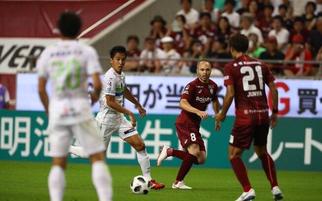 Iniesta em campo pelo Vissel Kobe durante partida do campeonato japonês