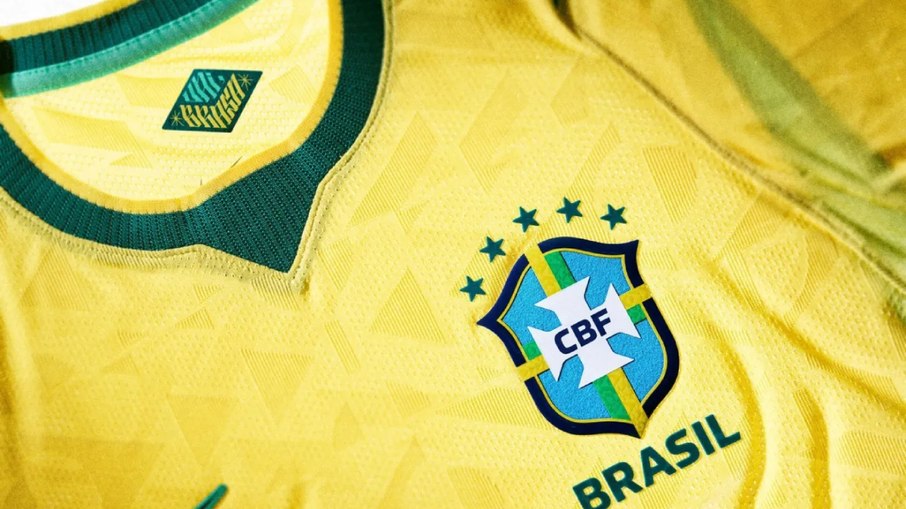 Detalhe do escudo da CBF e do acabamento da nova camisa amarela da Seleção Brasileira.