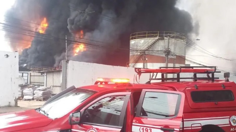 Incêndio em indústria química assusta moradores de Itaquaquecetuba