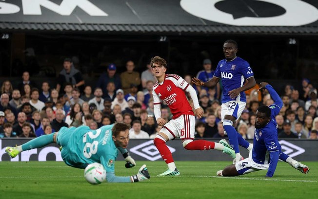 Max Dowman comemora o gol marcado na vitória sobre o Ipswich Town Max Dowman comemora o gol marcado na vitória sobre o Ipswich Town
