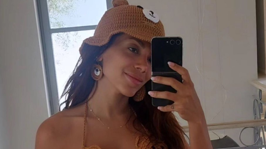 Anitta ostenta abdômen trincado em fotos com biquíni de crochê