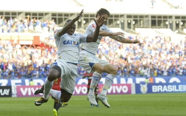 Sassá fez o dele para o Cruzeiro e comemorou com a sarrada no ar
