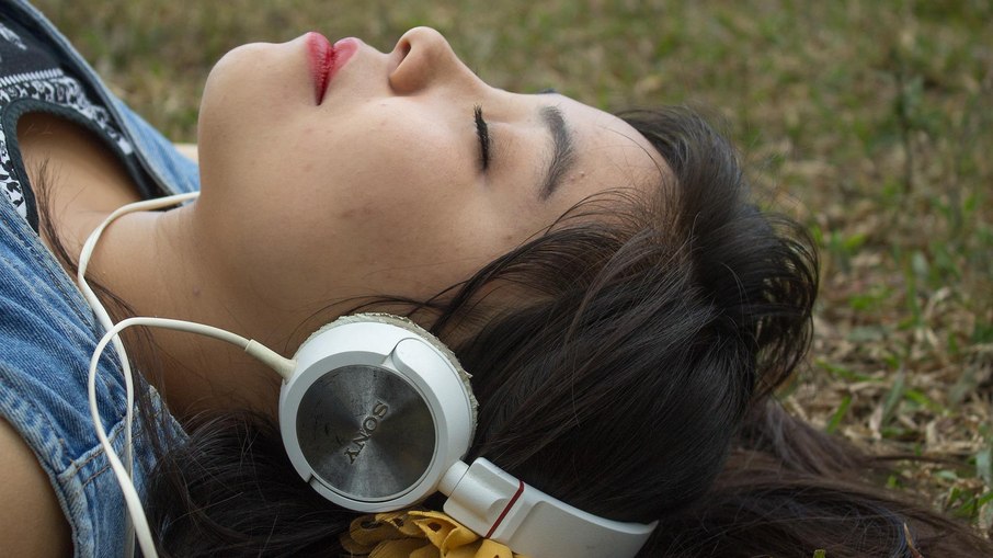 Ouvir música muito alta no fone de ouvido pode lesionar as células ciliadas auditivas