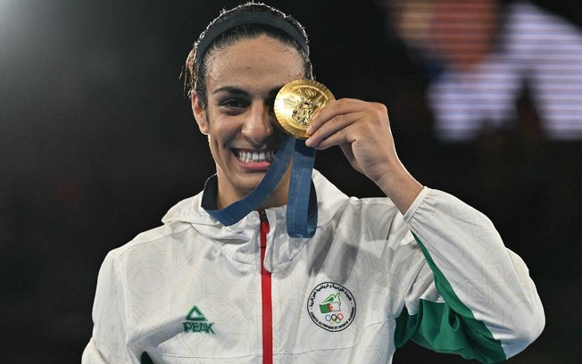 Imane Khelif exibe sua felicidade com a medalha de ouro conquistada em Paris