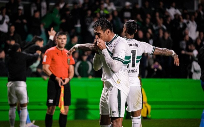 Robson segue fase artilheira e se aproxima de melhor temporada em números de gols Robson segue fase artilheira e se aproxima de melhor temporada em números de gols
