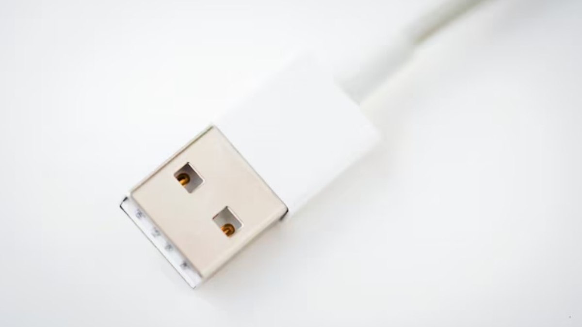 Carregar dispositivos, conectar acessórios e organizar cabos são algumas das possibilidades com a entrada USB do monitor