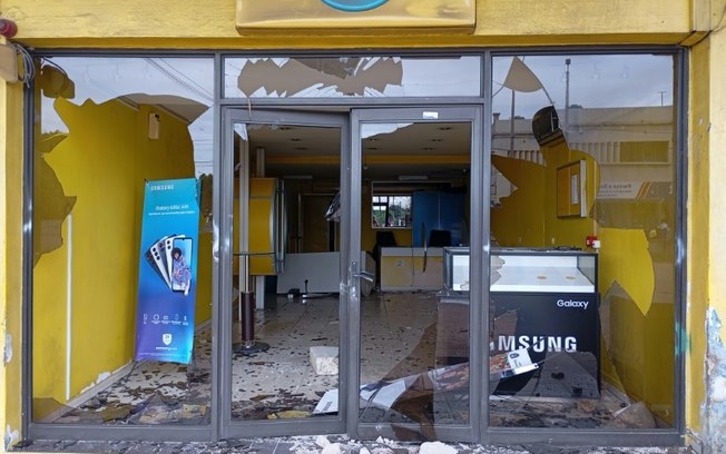 Vitrine danificada em Maputo, onde atos violentos têm sido registrados após a confirmação da vitória nas eleições presidenciais do partido governista, em 24 de dezembro de 2024