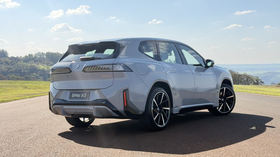 BMW iX3 mede 4,78 metros de comprimento e traz porta-malas de 520 litros. BMW iX3 mede 4,78 metros de comprimento e traz porta-malas de 520 litros.