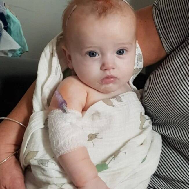A pequena Niamh, de seis meses, foi mandada para casa por três vezes até que os médicos descobrissem que ela estava com meningite pneumocócica