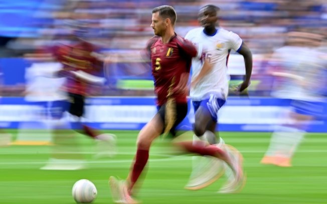 Jan Vertonghen corre com a bola contra a França em sua última partida pela seleção belga