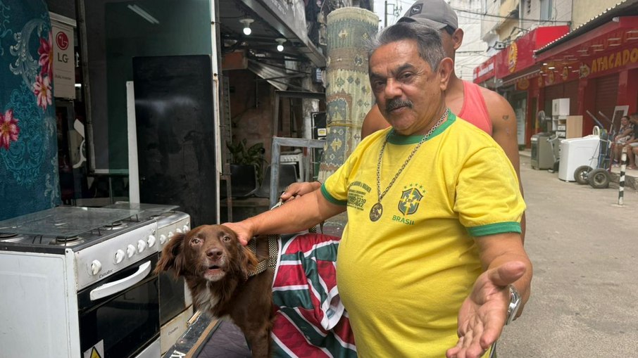 Jonathan Alberto dos Santos, morador do bairro e responsável por produzir conteúdo com Bob