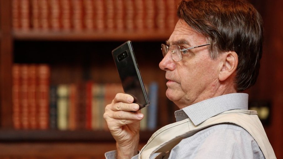 O ex-presidente Jair Bolsonaro falando ao celular no início do mandato