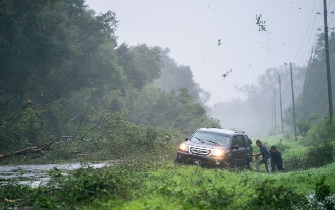 Um veículo preso pelos ventos do furacão Idalia em 30 de agosto de 2023 na Flórida