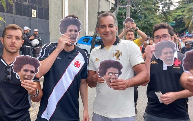 Torcida recebendo máscaras de Roberto Dinamite 