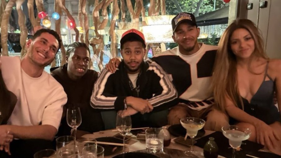 Lewis Hamilton e Shakira estavam jantando ao lado do cantor Daniel Caesar, do rapper Mustafa e do modelo Fai Khadra