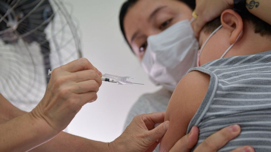Vacina contra a Covid-19 é aplicada em criança
