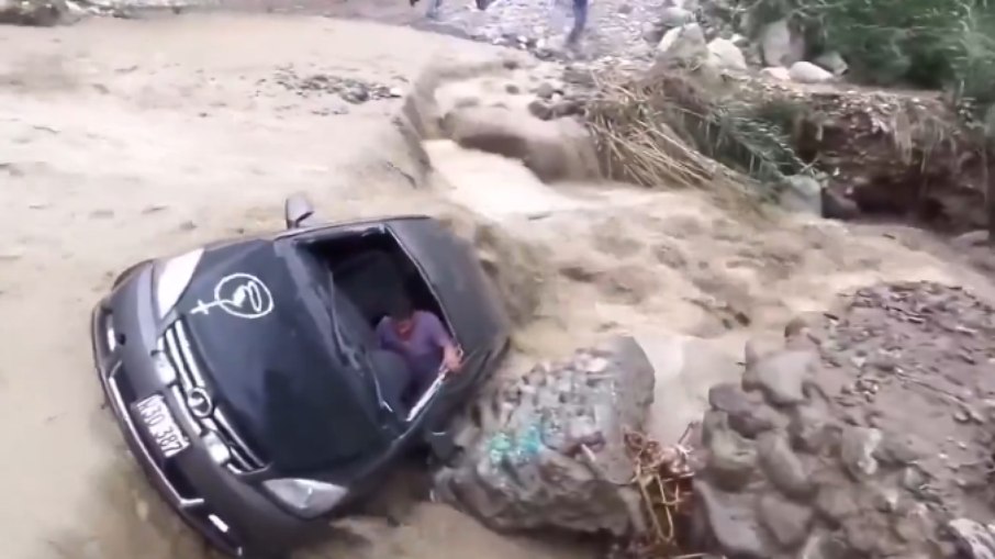 Um homem teve o carro levado pela enxurrada no Peru Um homem teve o carro levado pela enxurrada no Peru