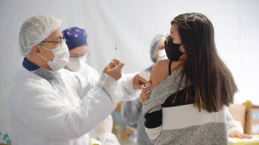 Dose protege contra os vírus H1N1, a cepa B e o H3N2, do subtipo Darwin. Dose protege contra os vírus H1N1, a cepa B e o H3N2, do subtipo Darwin.