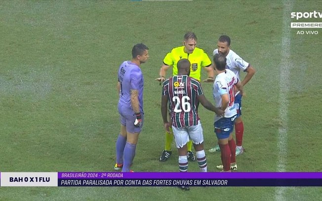 Jogadores conversam com o trio de arbitragem logo após a paralisação da partida