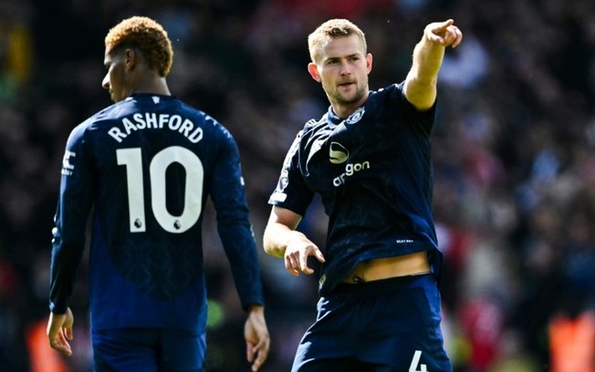 Matthijs de Ligt (D) comemora ao lado de Marcus Rashford (E) após marcar na vitória do Manchester United sobre o Southampton por 3 a 0 neste sábado, pelo Campeonato Inglês