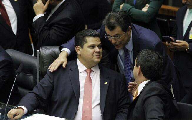 Eduardo Braga (MDB-AM) conversa com o presidente do Senado, Davi Alcolumbre (DEM-AP)