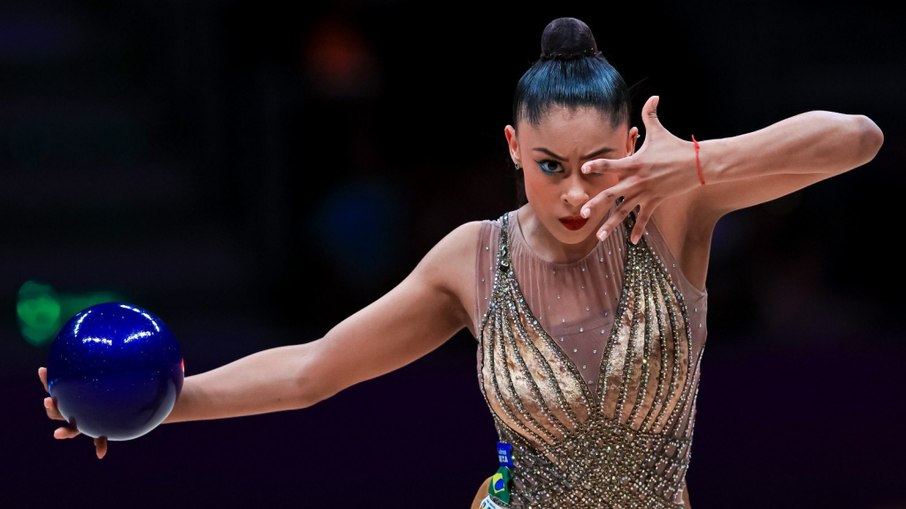 Bárbara Domingos é esperança do Brasil na ginástica rítmica em Paris 2024