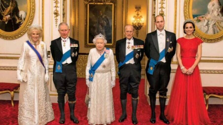 Camila, Duqueza da Cornualha, Príncipe Charles, Elizabeth II, falecido príncipe Philip, príncipe William e Kate Middleton, Duquesa de Cambridge