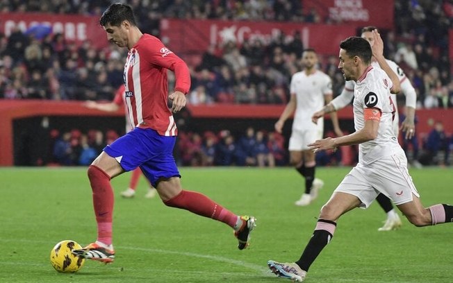 Morata dispara com a bola, levando o Atlético de Madrid ao ataque. Mas o atacante passa em branco e seu time perde para o Sevilla