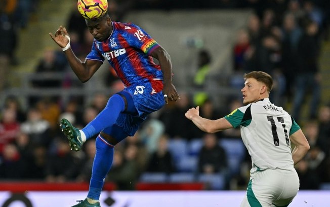 O capitão do Crystal Palace, Marc Guéhi (E) em campo contra o Newcastle no último sábado pelo Campeonato Inglês