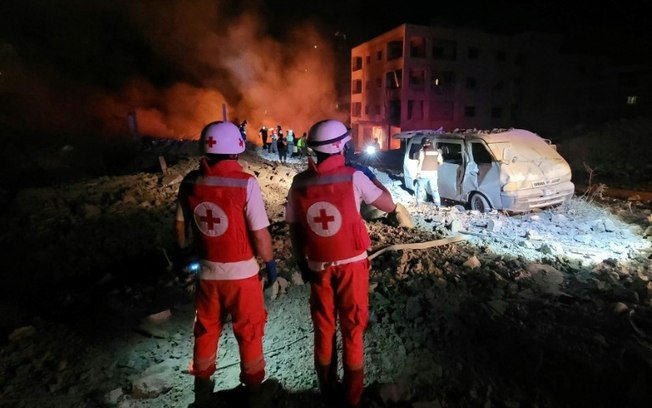 Equipes de emergência em área atingida por bombardeio israelense em Toul, sul do Líbano