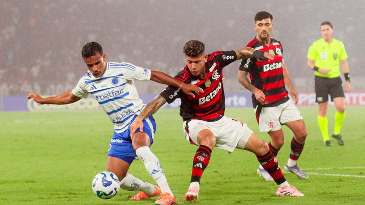 Flamengo aponta em nota "interferência excessiva" da arbitragem