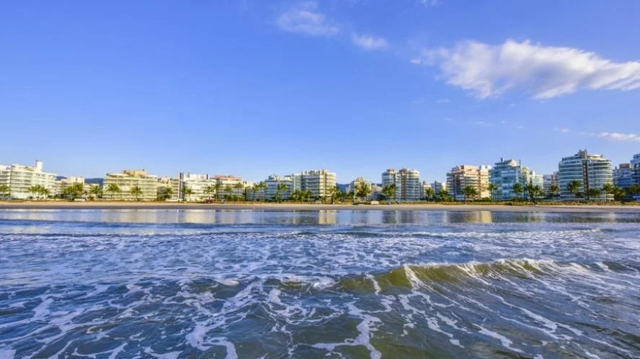 Praia na Riviera de São Lourenço, em Bertioga Praia na Riviera de São Lourenço, em Bertioga