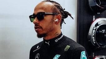 Hamilton põe F1 em alerta e lidera 1-2 da Mercedes no TL2